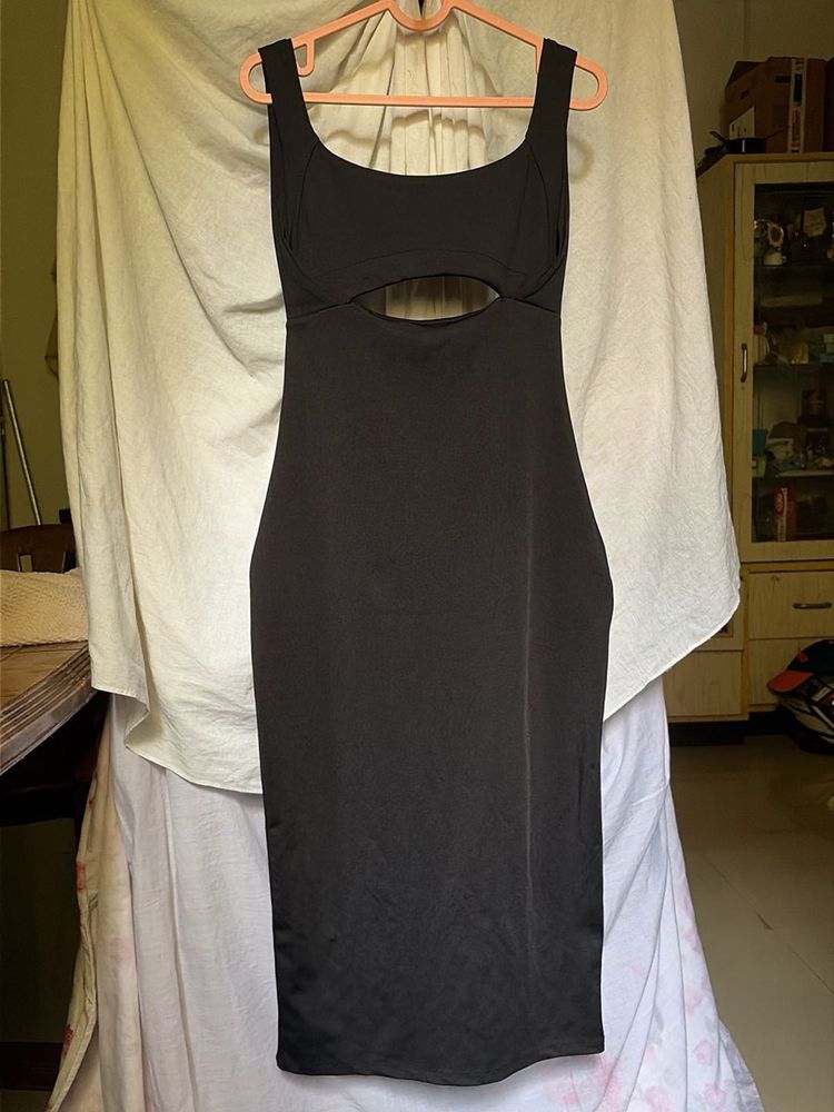Newme Chic Black Cut-Out Midi Dress