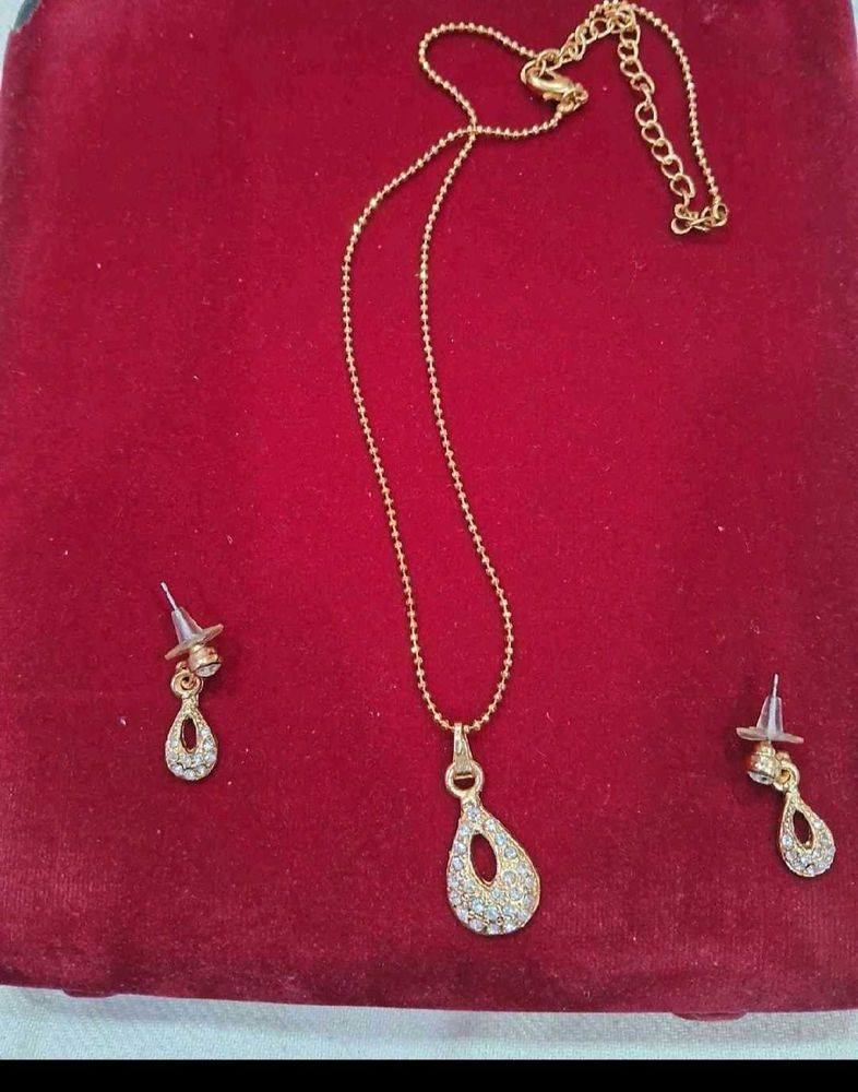 Elegant Tear Drop Necklace and Earring Set