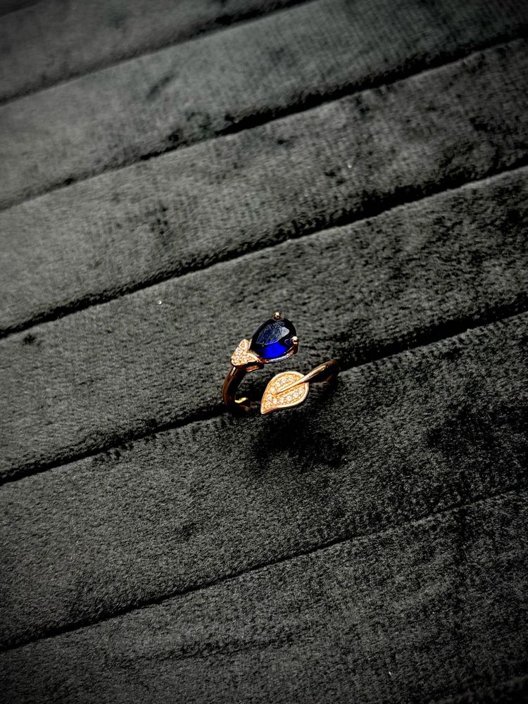 Elegant Leaf Design Ring with Blue Stone