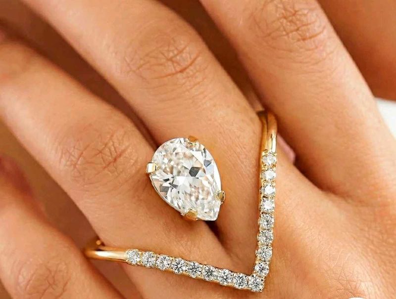 Sparkling V-Shape Rhinestone Ring