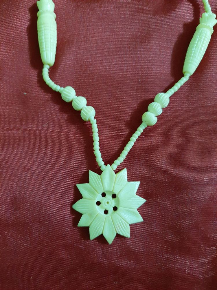 White Coloured Beautiful Neck Piece
