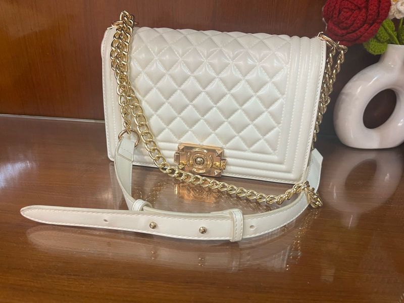 Chic Quilted White Handbag with Gold Chain