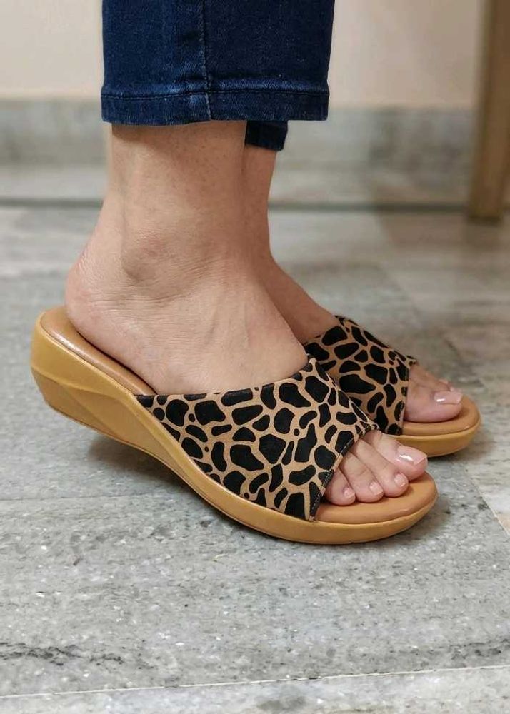 Stylish Giraffe Print Slides