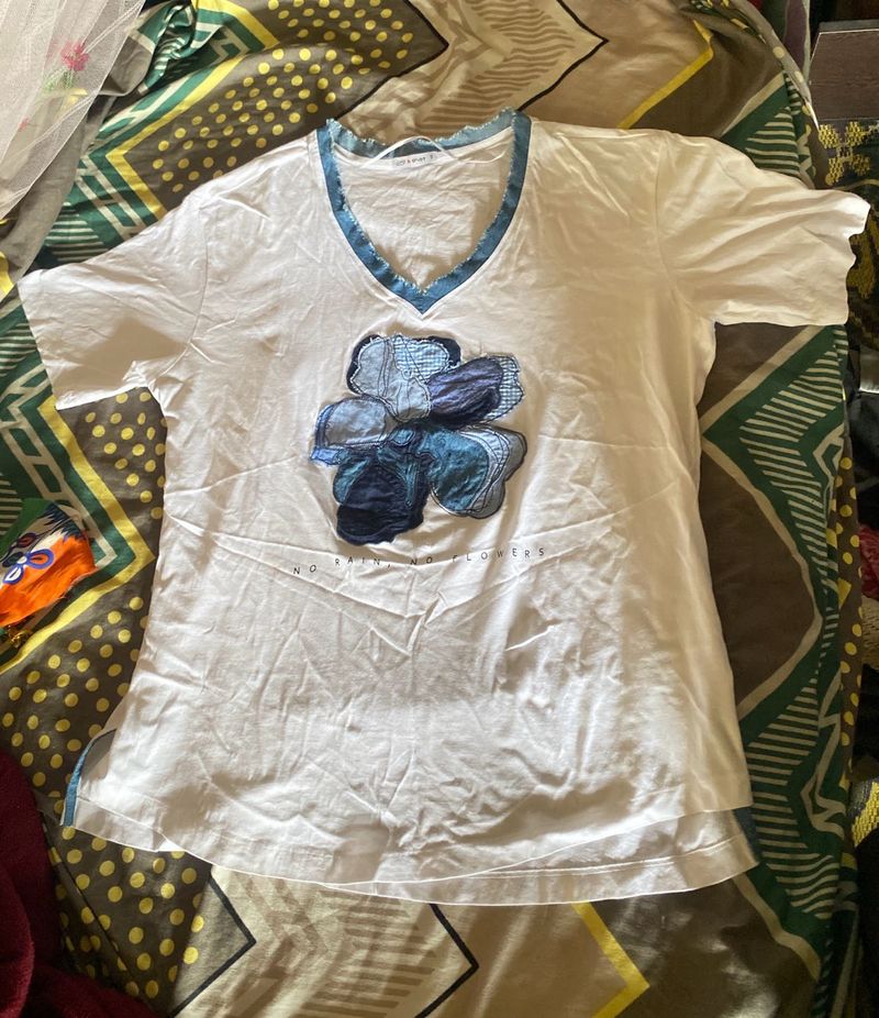 baggie tshirt White V-Neck T-Shirt with Floral App