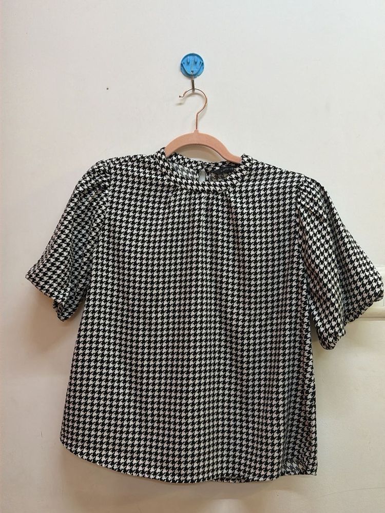 Houndstooth Print Puff Sleeve Top