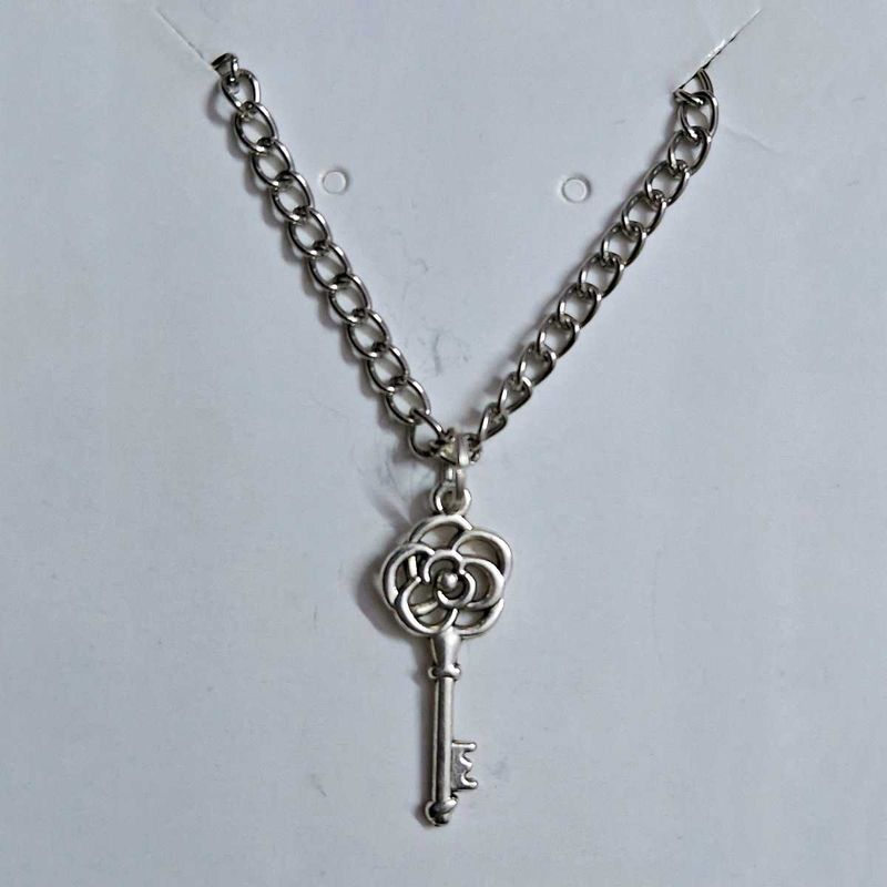 🗝 | Chic Silver Key Pendant Necklace