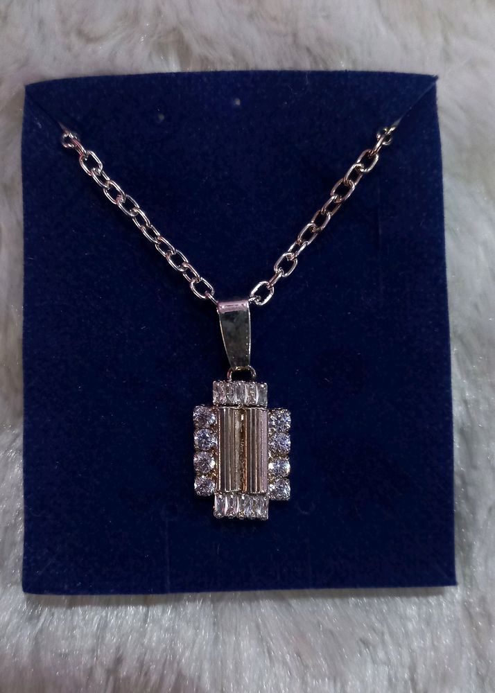 dainty neckpiece with shiny pendant