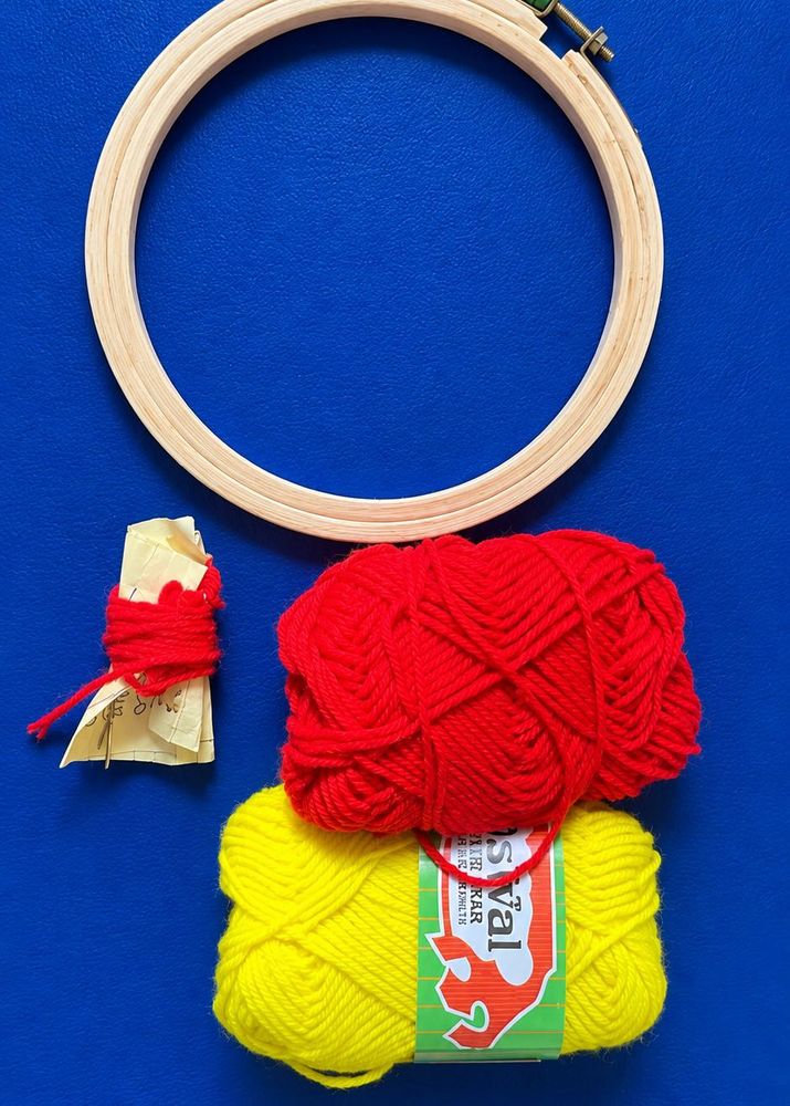 Embroidery Hoop &amp; Needleswith Yarn