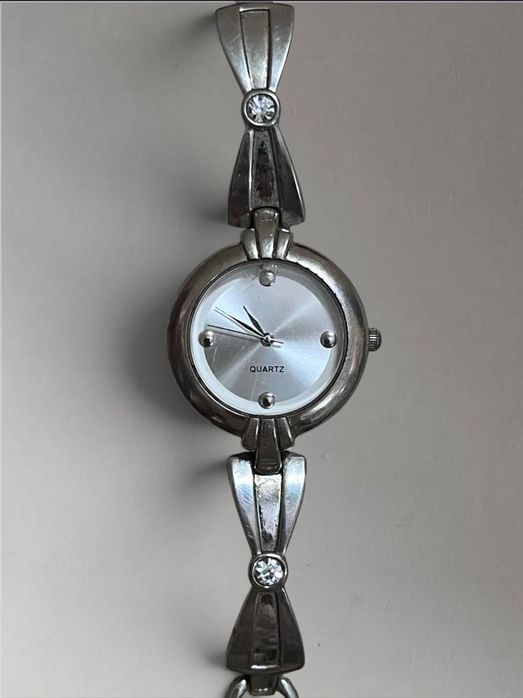 Elegant Silver Tone Quartz Watch