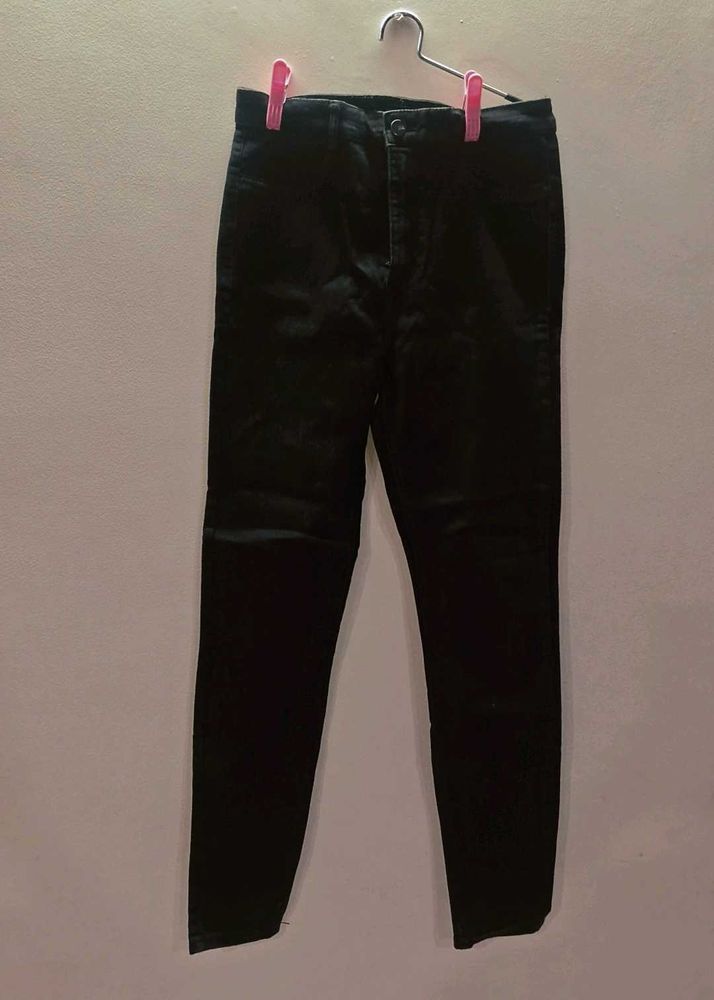 Classic Black High-Waisted Jeans