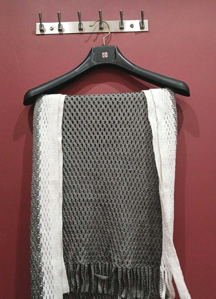 Stylish Grey &amp; White Scarf🩶