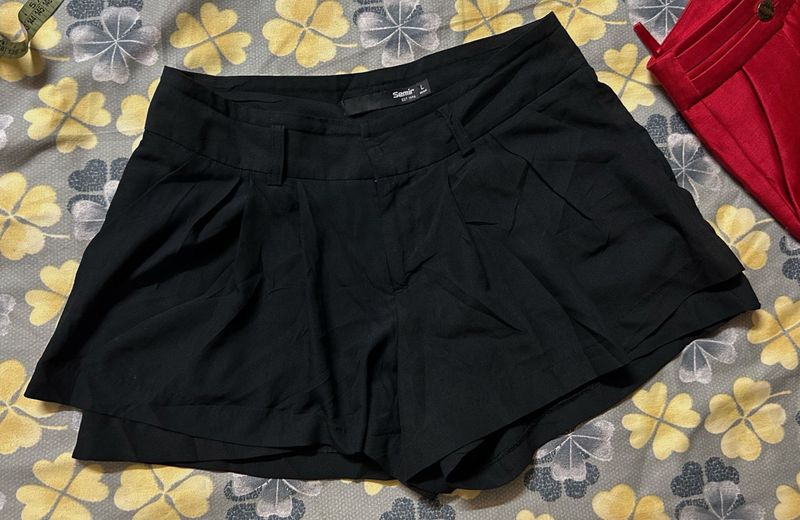 Stylish Black Pleated Shorts