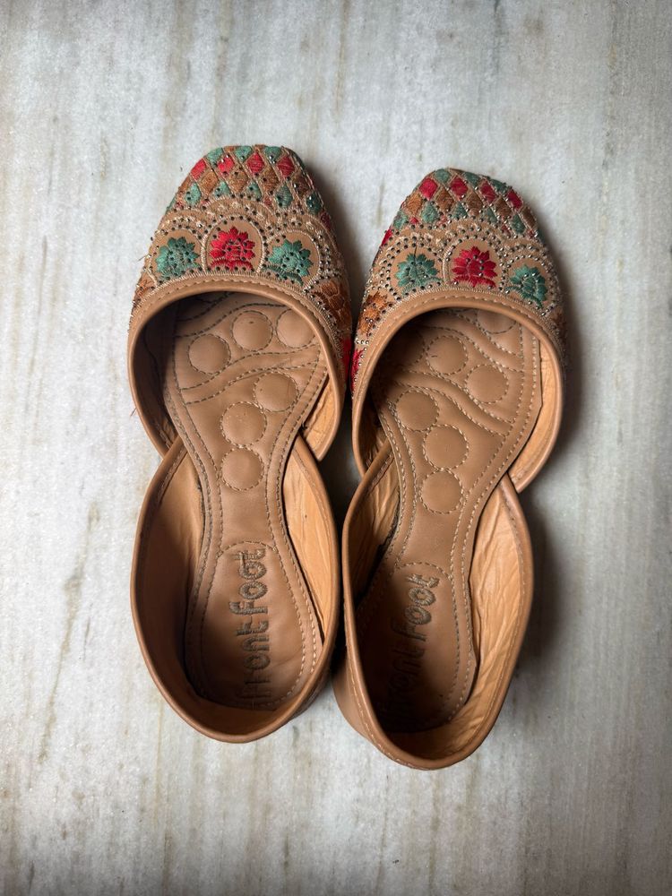 Embellished Juttis/Mojaris