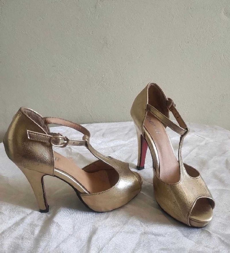 Gold Heels Pumps