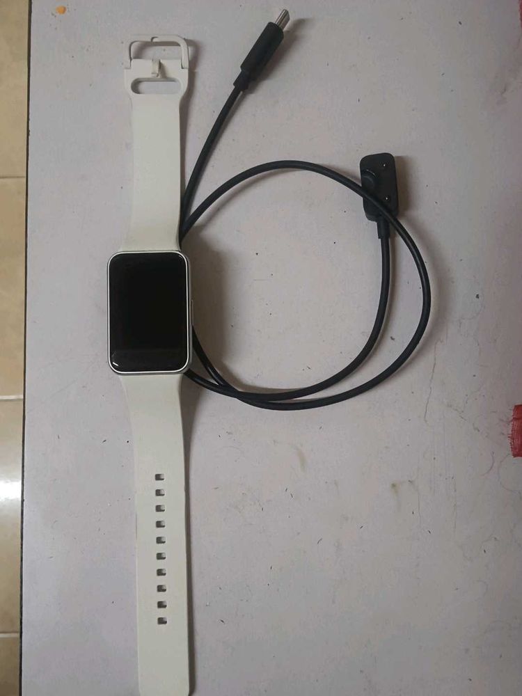 Samsung fit band White Smartwatch with Charger