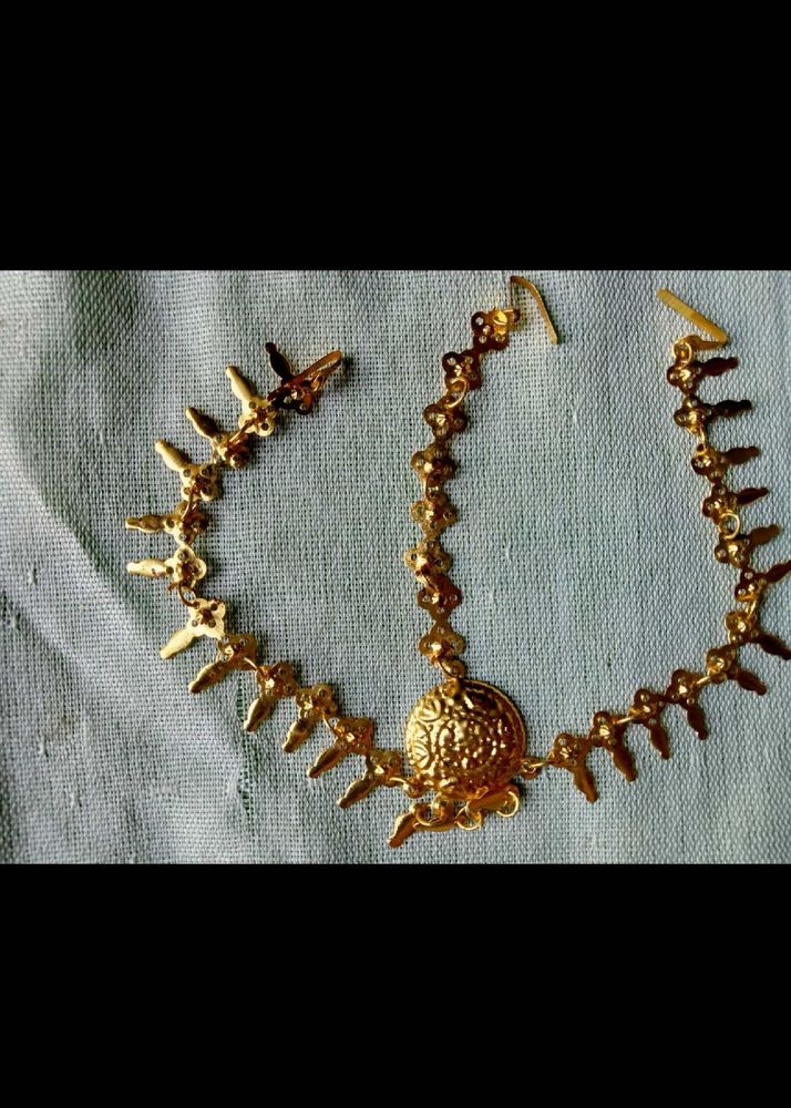 Gold Toned Ethnic Maang Tikka &amp; poncha