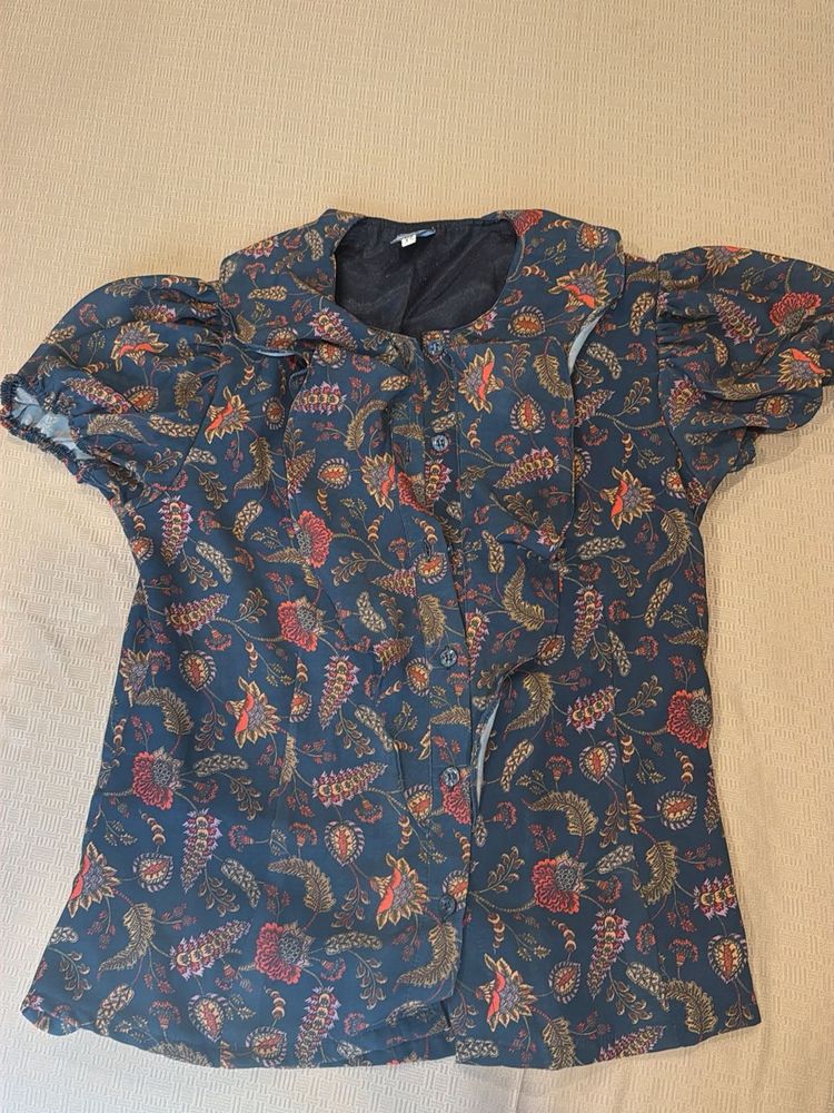 Beautiful multi color top with short sleeves