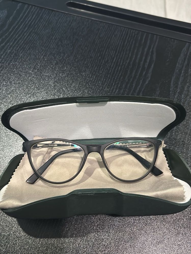0.5(R)and 0.75(L) numbered Black Eyeglasses