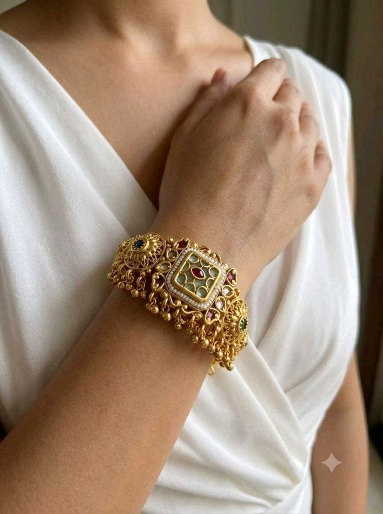 Exquisite Gold Bangle with Kundan Stones