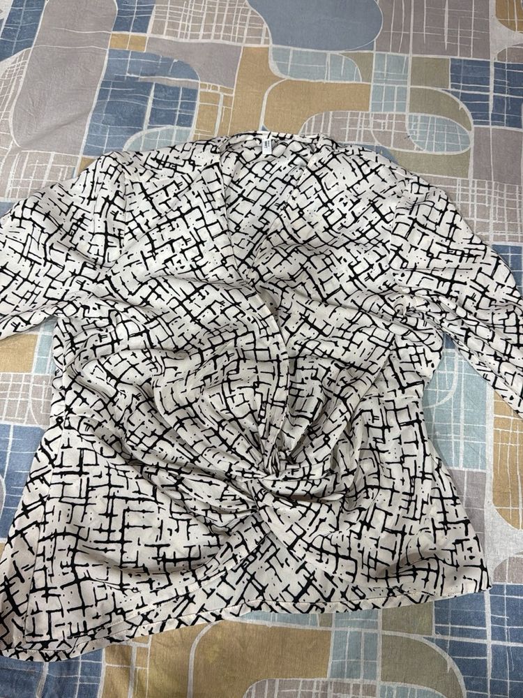 Abstract Print Twist Front Top