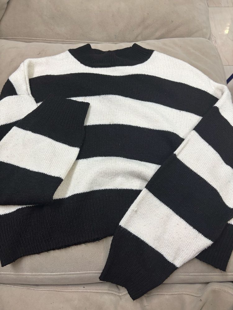 Chic Black &amp; White Striped Sweater