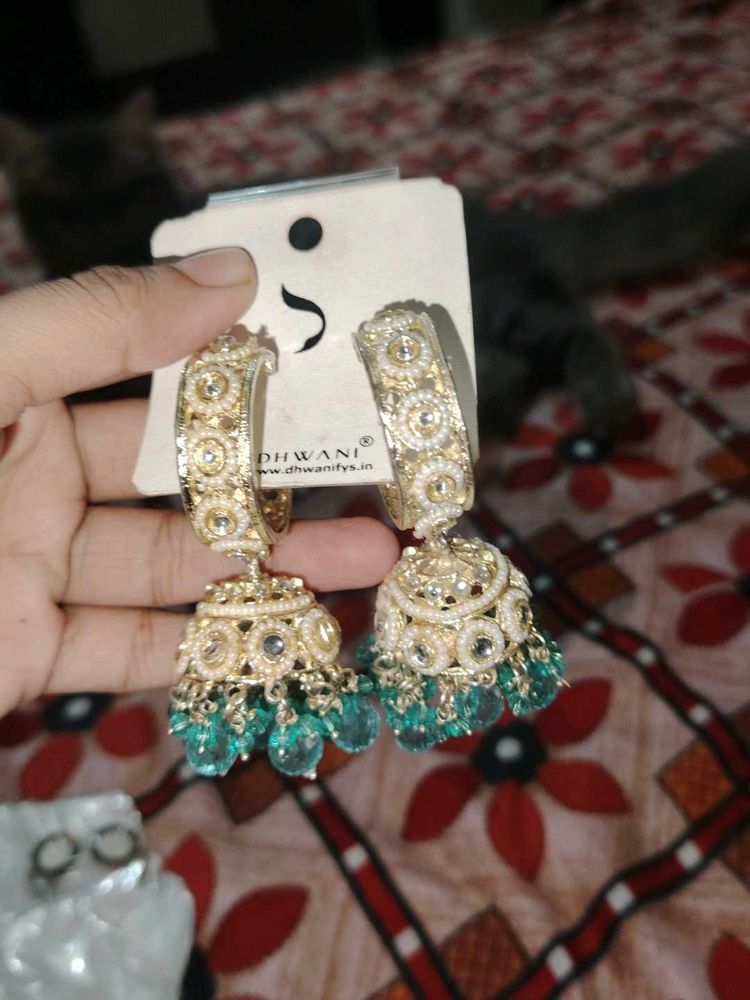 Elegant Gold &amp; Emerald Jhumka Earrings