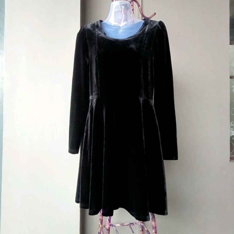 Elegant black velvet long sleeve dress
