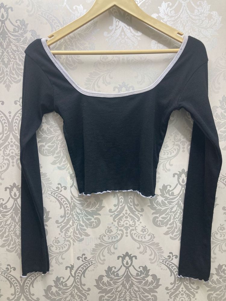 Black long-sleeve crop top