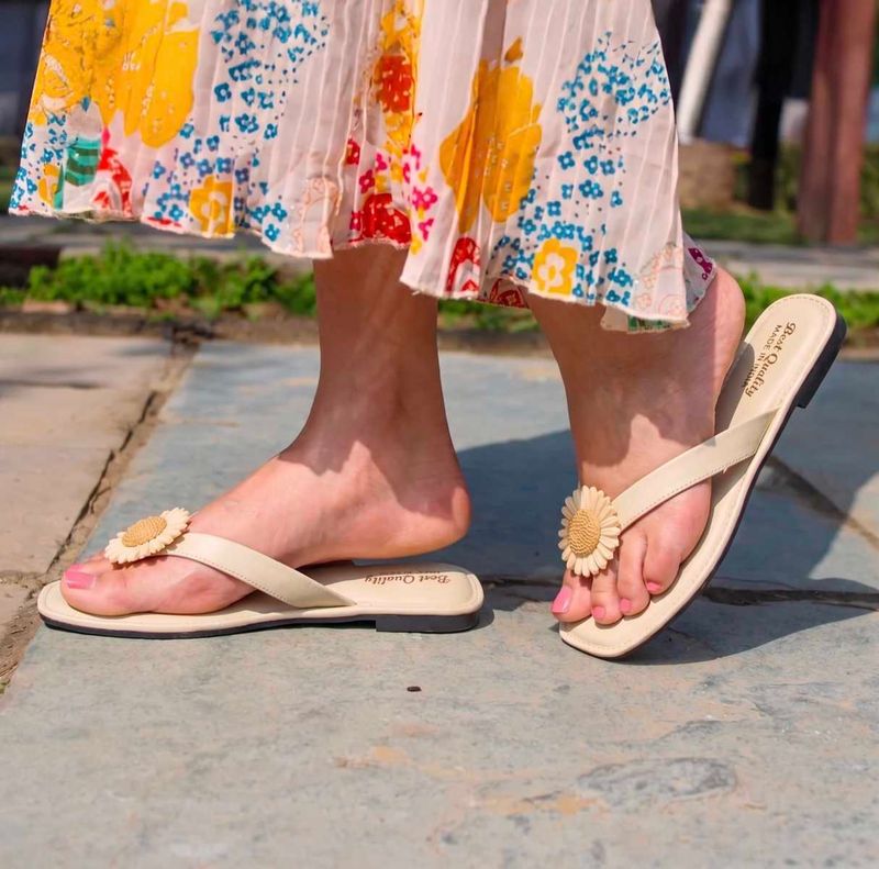 Cutesy Daisy beach flats🌼