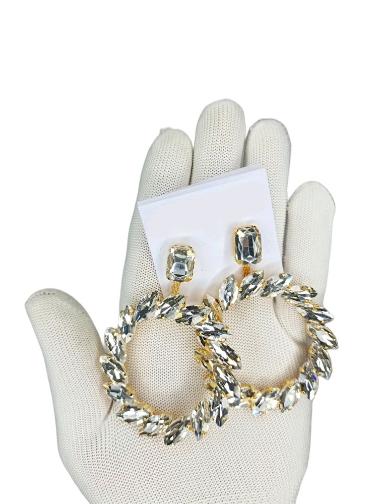 Stylish coriyen earrings. white with golden toch