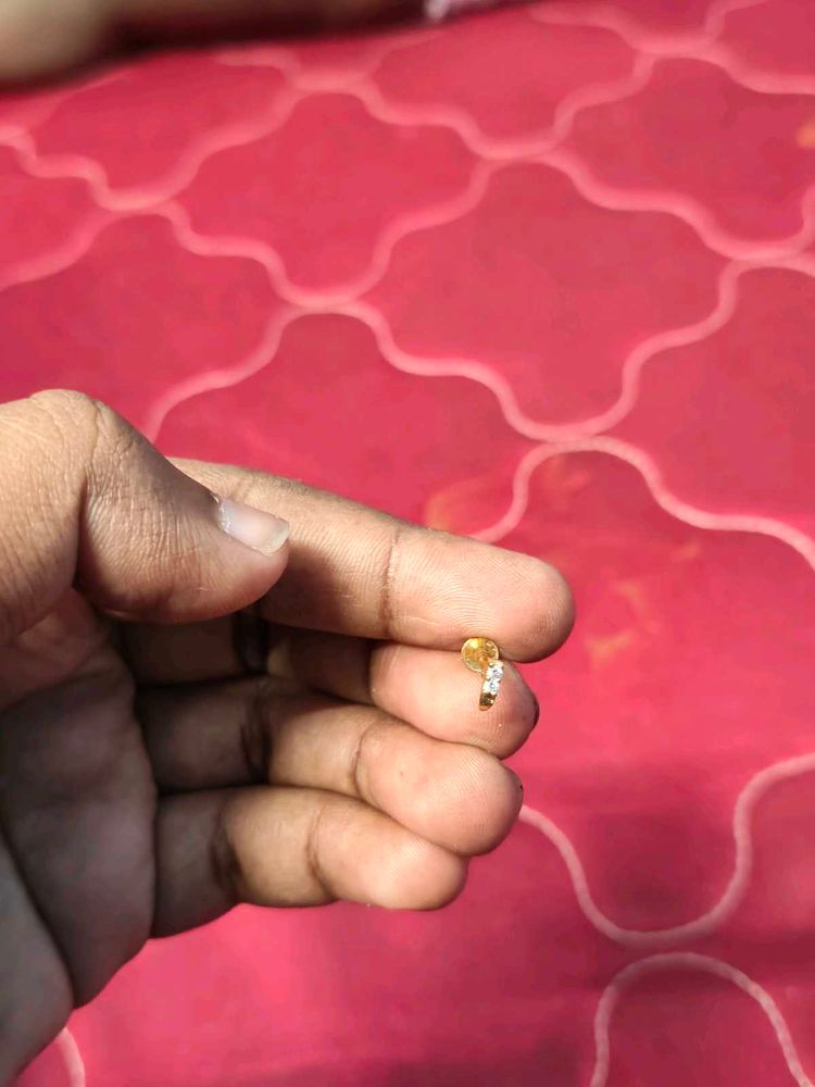 Urgent Sale. ✅ Elegant Gold Stud Earrings