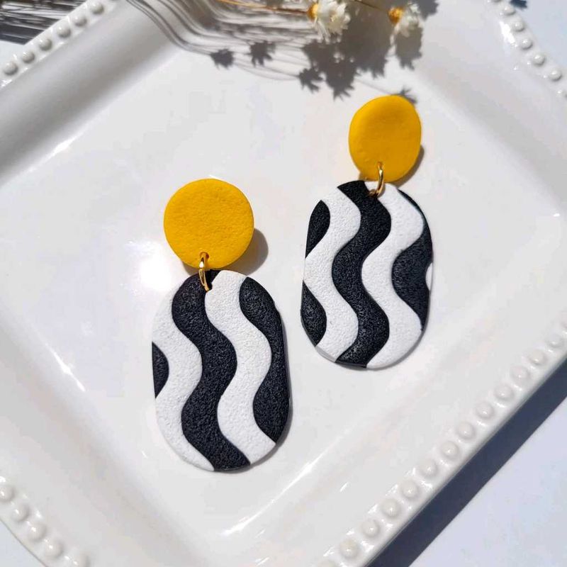 Retro Black &amp; White Wave Earrings
