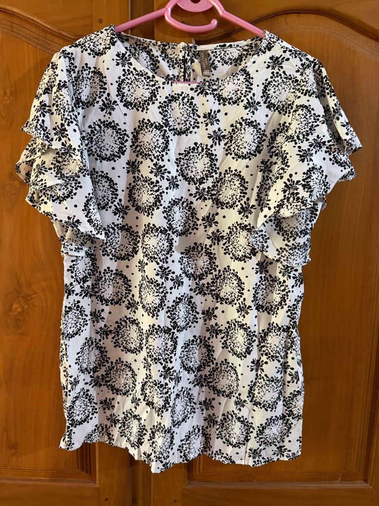 Chic Black &amp; White Floral Ruffle Sleeve Top