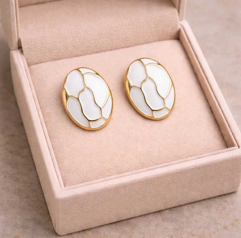 Elegant Oval White &amp; Gold Earrings