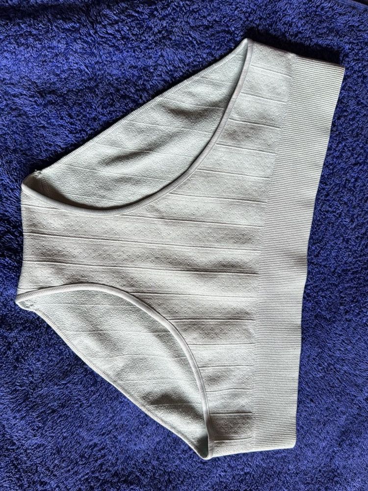 Comfortable Seamless Women's Briefs