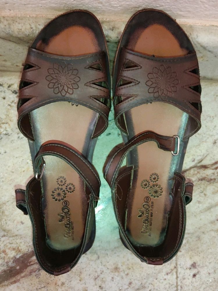 Walkaroo sandals With Back Covering