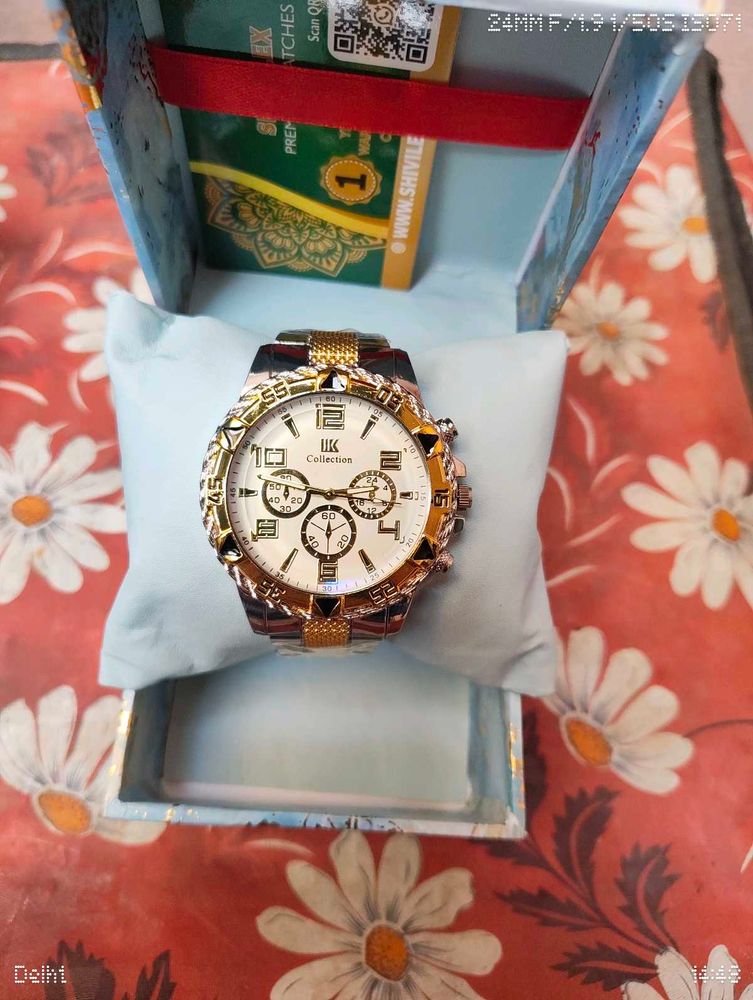 Stylish Gold Tone Chronograph Watch