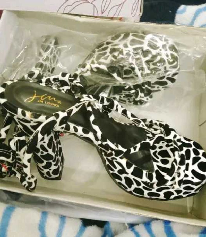 Stylish Black &amp; White Print Heels