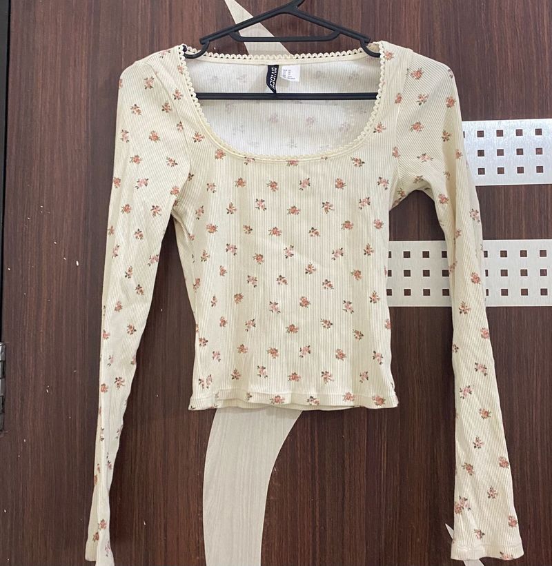 H&amp;M Floral Ribbed Long Sleeve Top