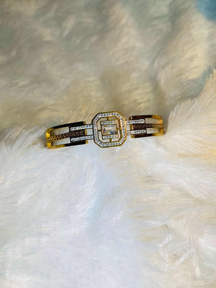Elegant Gold &amp; Crystal Bangle Bracelet