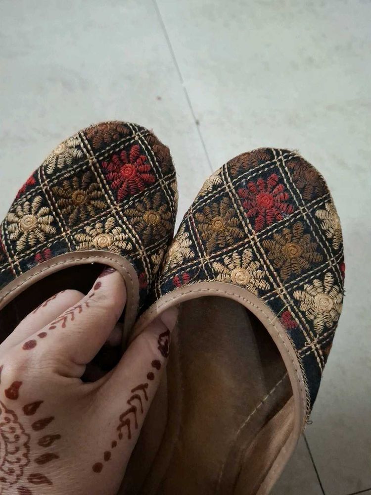 Embroidered Juttis