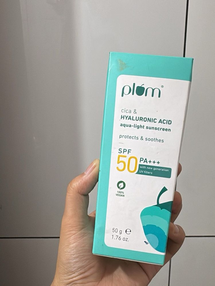 Plum Cica &amp; Hyaluronic Acid Sunscreen SPF 50