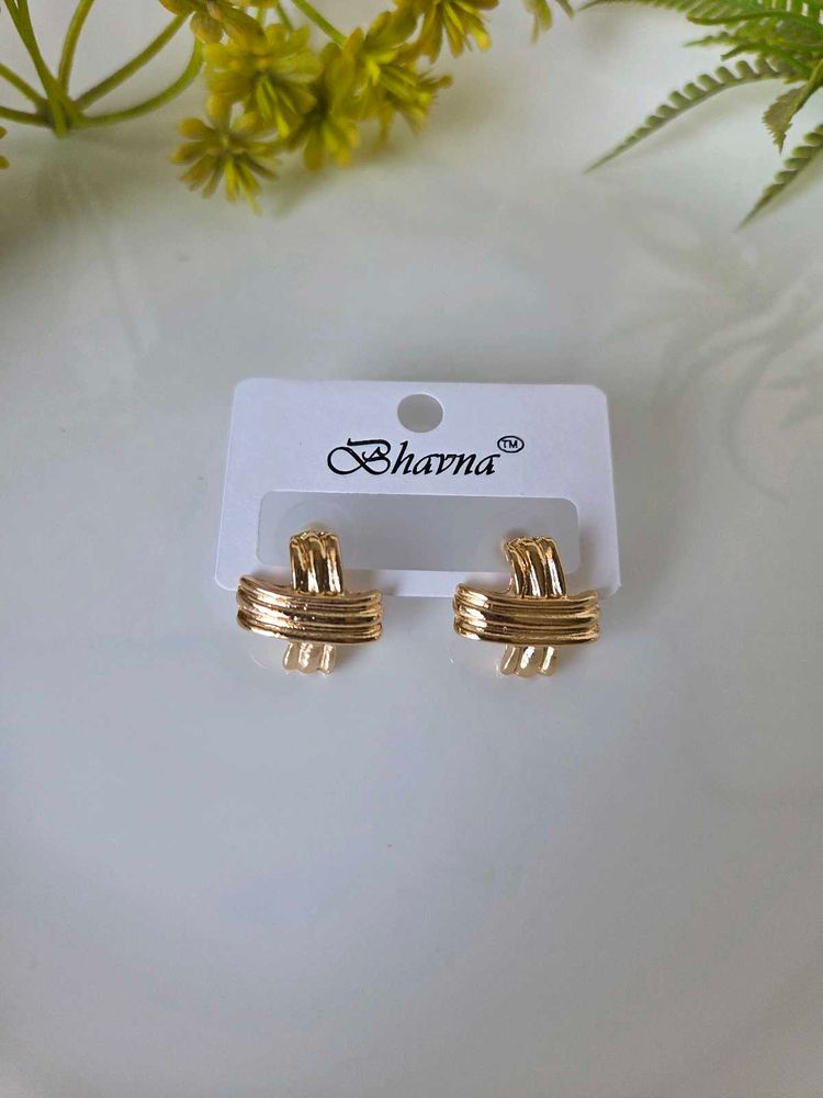 Gold Tone Knot Design Earrings
