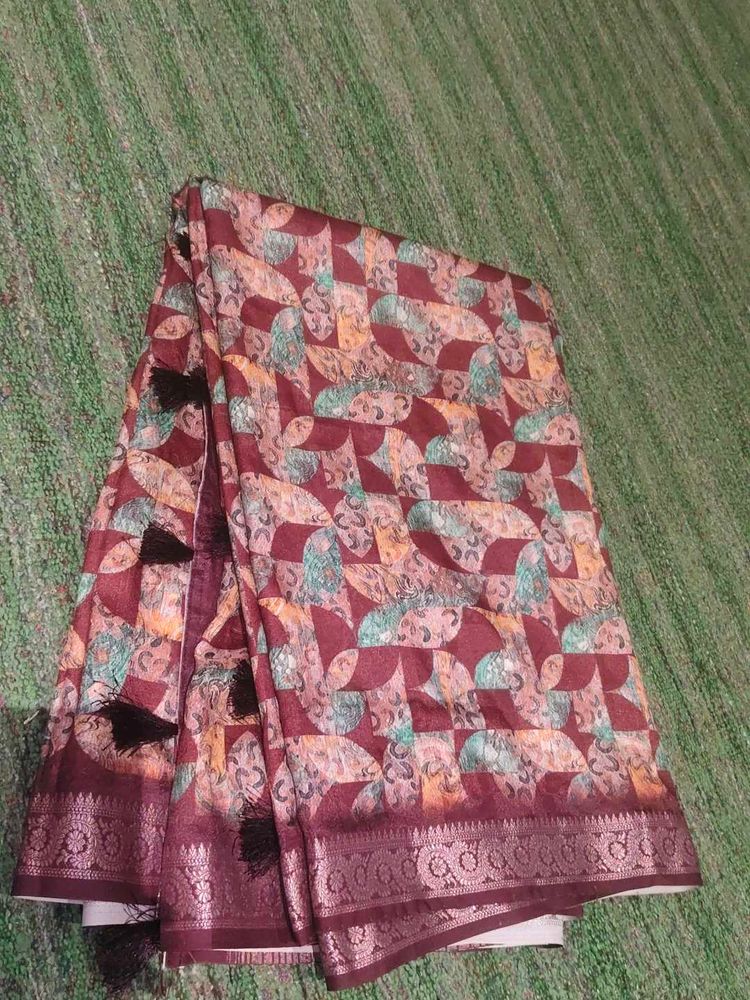 Stylish Printed Saree with matching earrings