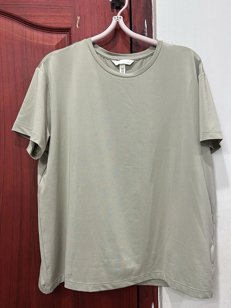 Direct Buy🌱- H&amp;M Rapid Dry Basic T-Shirt