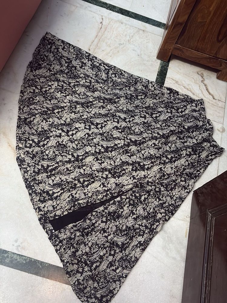 Stylish Black &amp; White Paisley Print Skirt