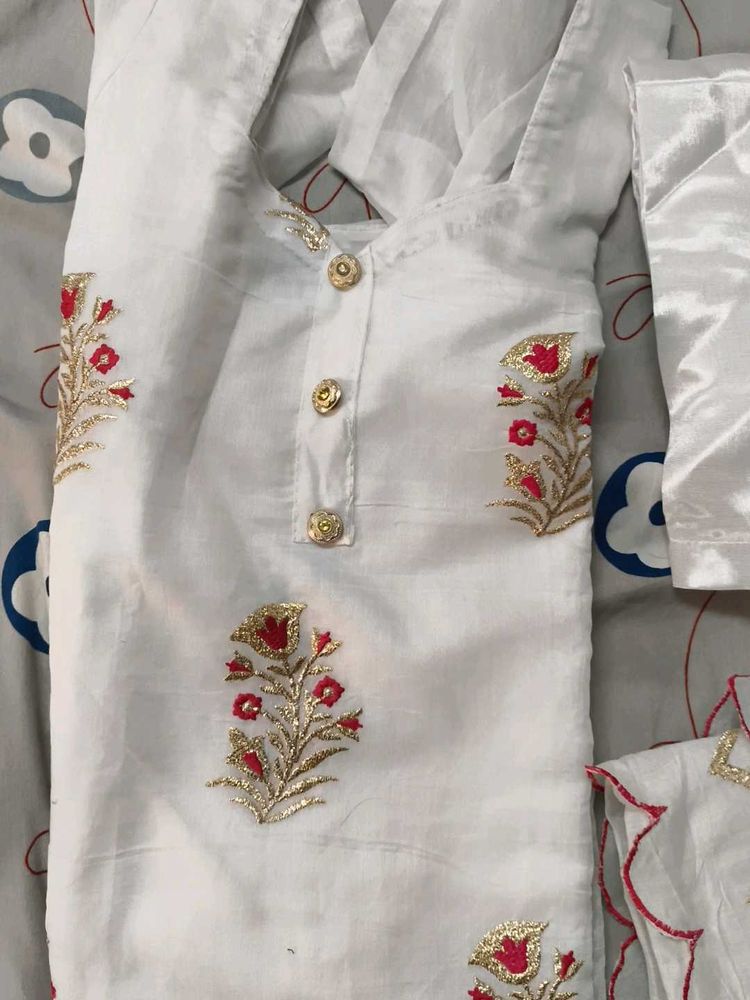 Elegant White Kurta Set with Floral Embroidery