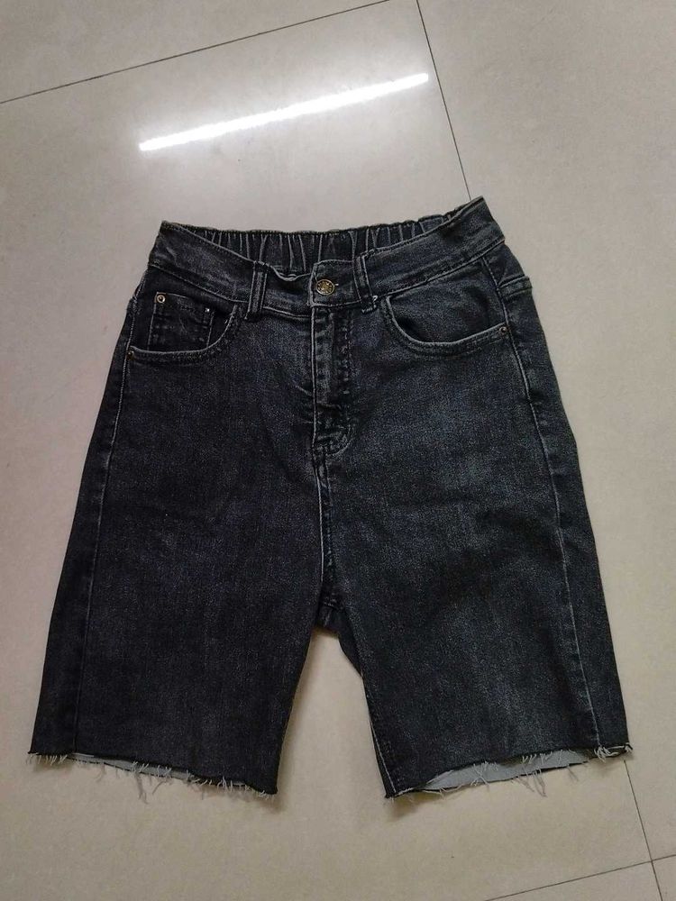 woman high-waist capri shorts.