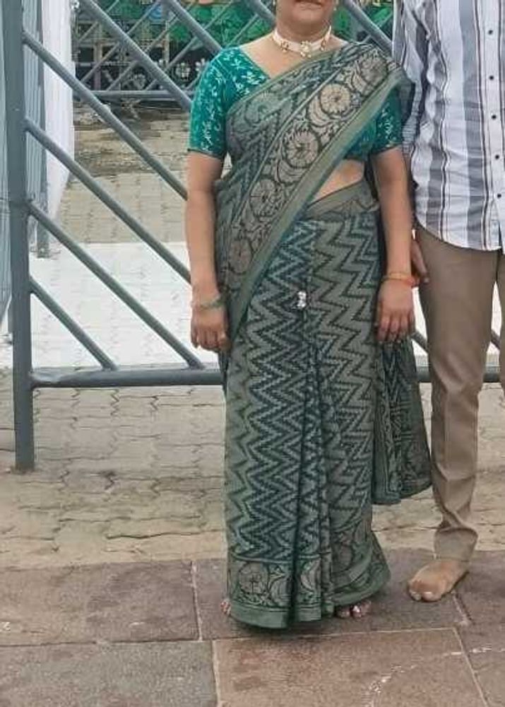 Elegant Green &amp; Gold Saree stiched blouse