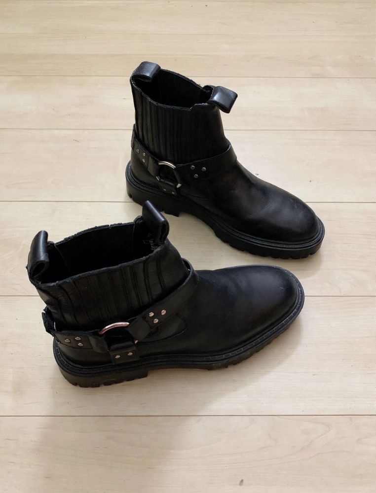 Chic Black Buckle Boots